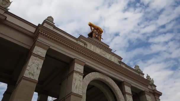 Arch of main entrance to VDNKh in Moscow Russia — Stock Video