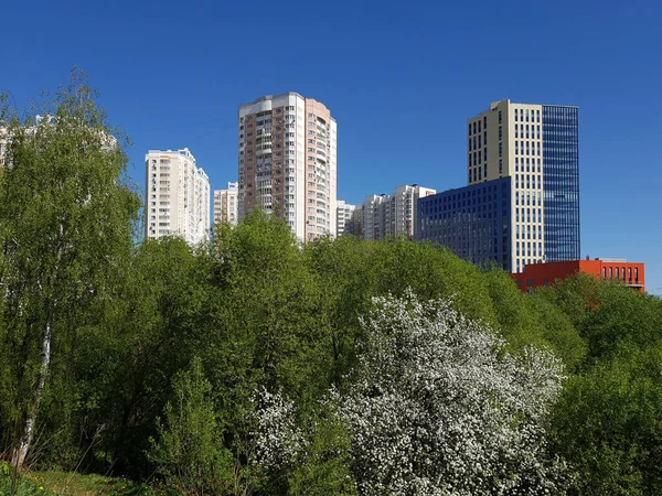 Paysage urbain dans un endroit écologiquement propre dans la ville de Khimki, Russie — Photo