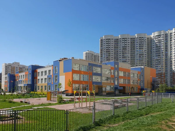 Khimki, Ryssland - stadsbilden med mellersta skola för allmän utbildning — Stockfoto