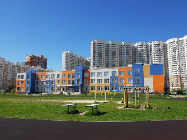 Khimki Rusia Paisaje Urbano Con Escuela Intermedia Una Educación General —  Fotos de Stock