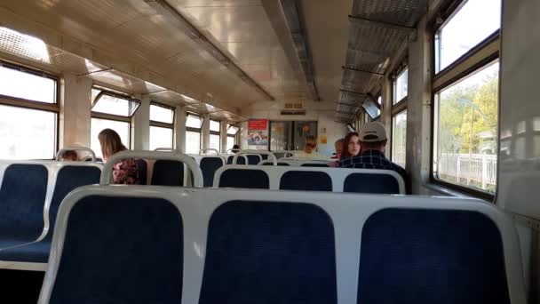 Skhodnya, Rusko - Květen 09. 2018. lidé jdou na typické příměstských vlaků — Stock video