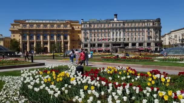 Moskou, Rusland - 12 mei. 2018. Manezhnaya plein met Zholtov huis en hotel Nazionale — Stockvideo