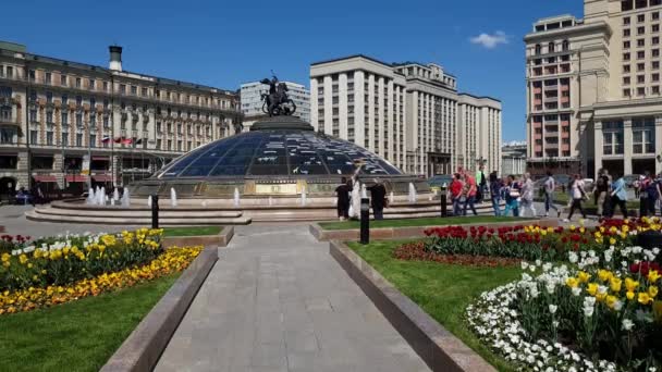 Moskva, Ryssland - 12 maj. 2018 Manezhnaya torget under våren i färgerna. — Stockvideo