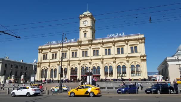 Москва, Російська Федерація - 12 травня. 2018 трафіку перед Ленінградської станції. — стокове відео