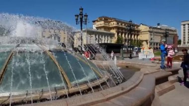 Moscow, Rusya Federasyonu - 12 Mayıs. 2018. Manezhnaya meydanında yuvarlak Çeşme