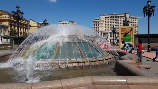 Mosca, Russia - 12 maggio. 2018. Fontana rotonda sulla Piazza Manezhnaya — Video Stock