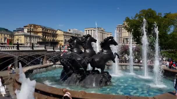 Moscú, Rusia - 12 de mayo. 2018. Cuatro estaciones del año es una fuente en la Plaza Manege — Vídeo de stock