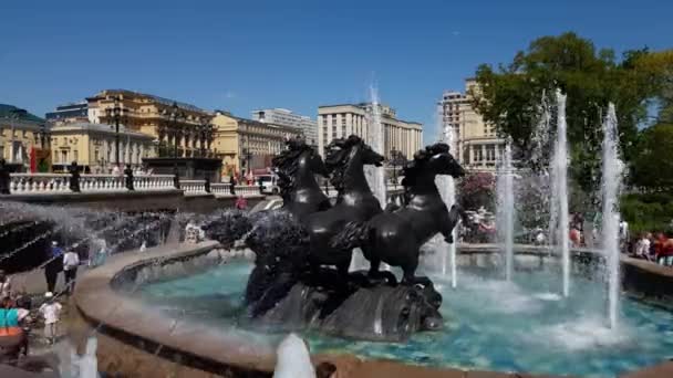 Mosca, Russia - 12 maggio. 2018. Quattro stagioni dell'anno è una fontana in Piazza Manege — Video Stock