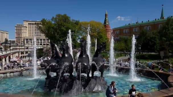 Mosca, Russia - 12 maggio. 2018. Quattro stagioni dell'anno è una fontana in Piazza Manege — Video Stock