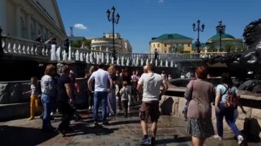 Moscow, Rusya Federasyonu - 12 Mayıs. 2018. çeşme dört mevsim modacı meydanında insanlara