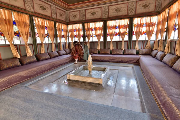 Bahchisaray, la Crimée - juillet 2.2019. intérieur du palais Bahchisaray, résidence des khans de Crimée du XVI siècle. Summerhouse — Photo