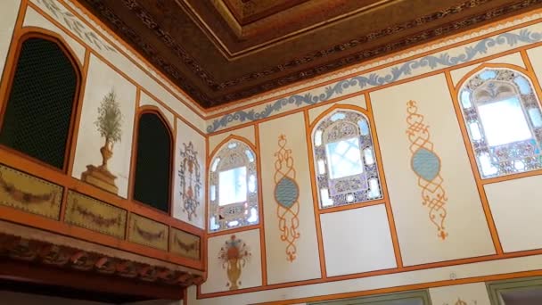 Bakhchisaray, la Crimea - el julio 2.2019. Interior en Divan Hall - Sala de reuniones del Consejo de Estado - en el Palacio Khan — Vídeo de stock