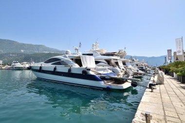 Budva, Karadağ - 13.2019. Old Town 'daki rıhtımda bir sıra yat.