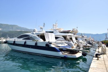 Budva, Karadağ - 13.2019. Old Town 'daki rıhtımda bir sıra yat.