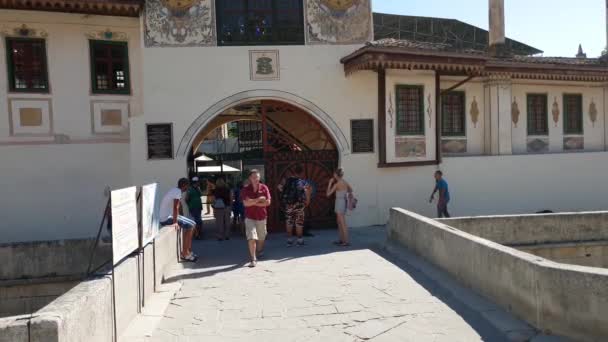 Бахчисарай, Крым - 2 июля 2019 года. Северные ворота и апартаменты в Хансарее — стоковое видео