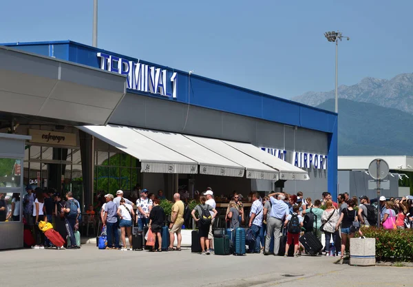 Tivat, Montenegro - June 8. 2019. Queue at the entrance to the airport terminal 1 — Stock Photo, Image