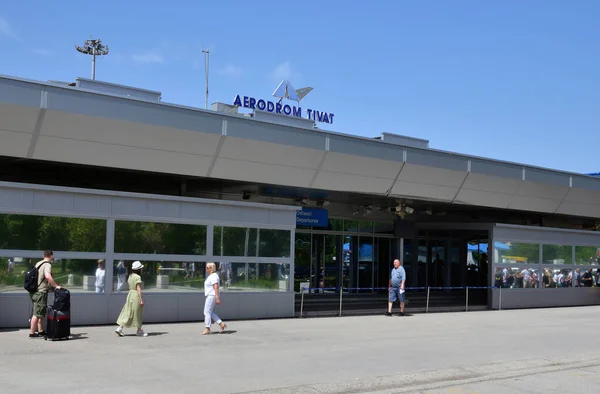 Tivat, montenegro - 8. Juni. 2019. einfahrt zum flughafen tivat — Stockfoto