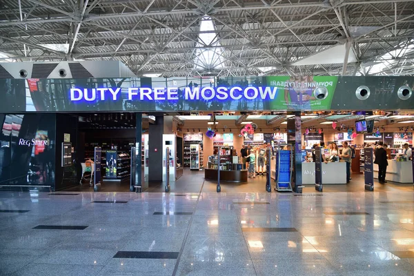 Moskou, Rusland - 8 juni. 2019. Duty free shop op vliegveld Vnukovo — Stockfoto
