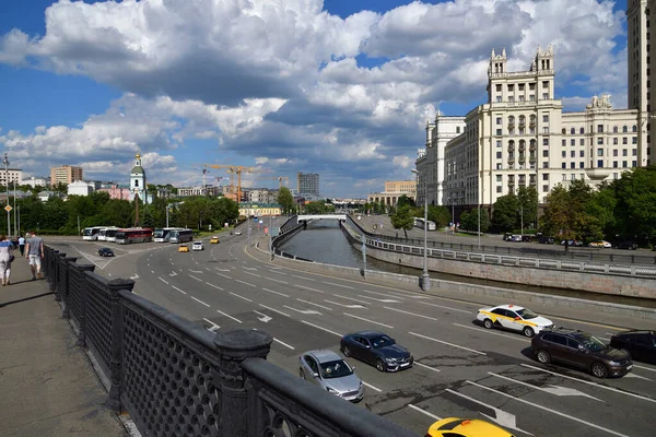 Moscú, Rusia - 02 de junio. 2019. Tráfico en el terraplén del río Yauza — Foto de Stock