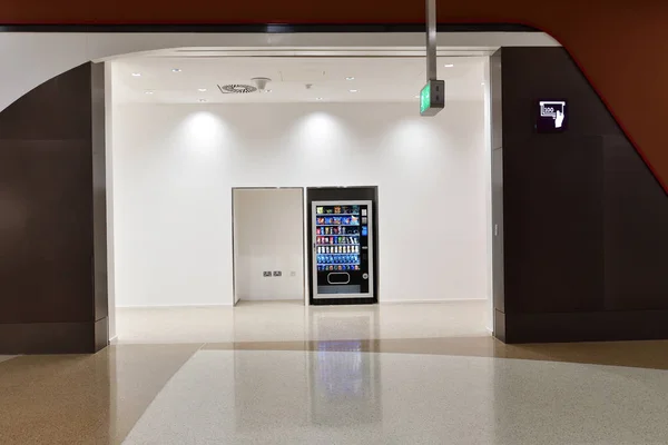 Doha, Qatar - Nov 20. 2019. vending machine in interior of Al Qassar metro station — Stock Photo, Image