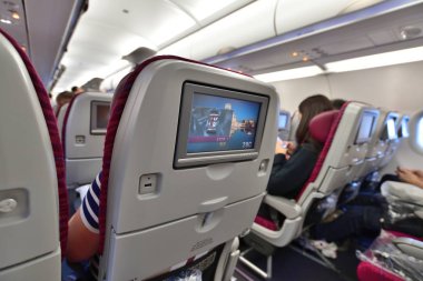 Doha, Katar - 17 numara. 2019. Salon Airbus A320 Katar Havayolları Ekonomi Sınıfı