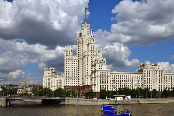 Moskova, Rusya - 02 Haziran. 2019. Kotelnicheskaya Embankment 'taki ünlü gökdelen. — Stok fotoğraf