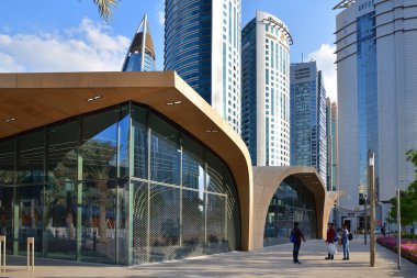 Doha, Katar - 21 Kasım. 2019. Açık hava metro istasyonu.