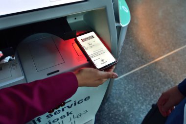 Doha, Katar - 24 numara. 2019. Hamad Uluslararası Havalimanı 'nın kalkış bölgesi. Smartphone self servis kiosk kaydı