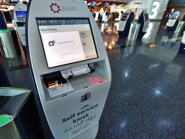 Доха, Катар - 24 ноября. 2019 год. Умная зона регистрации в международном аэропорту Хамад. печать билетов в киоске самообслуживания — стоковое фото