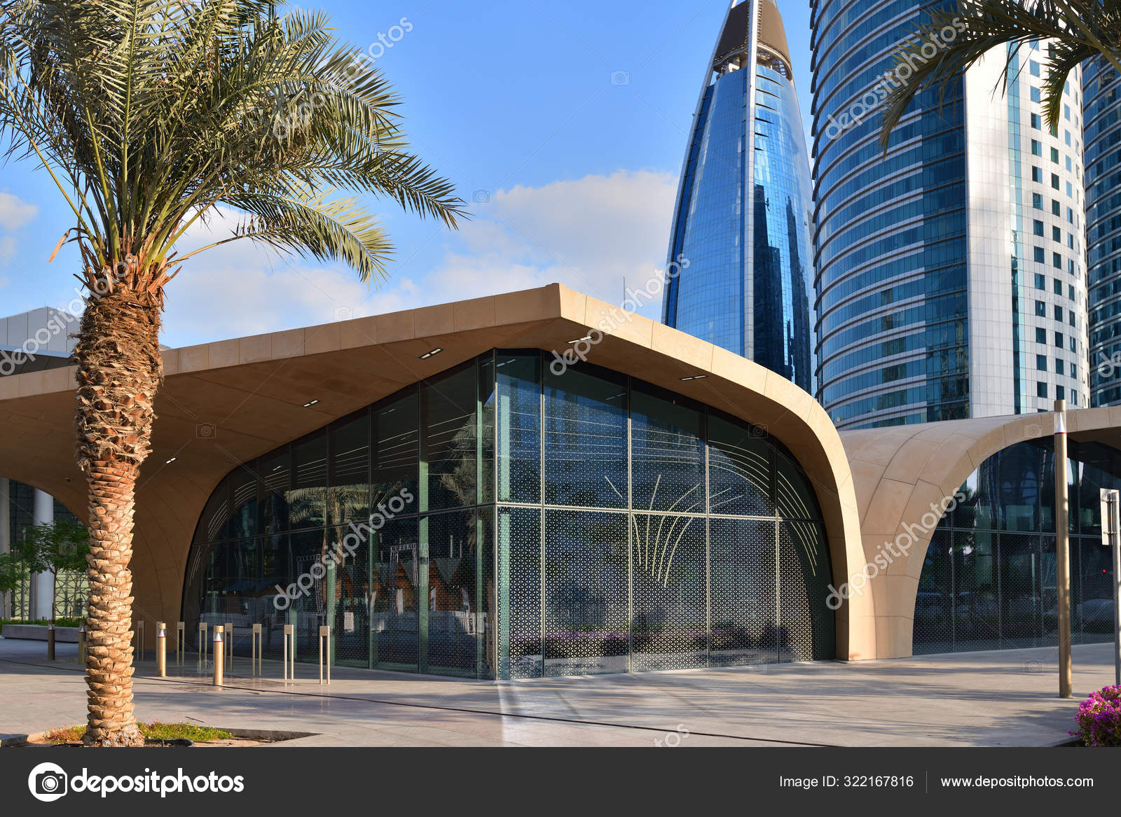 DECC metro station outdoors in Doha, Qatar — Stock Editorial Photo