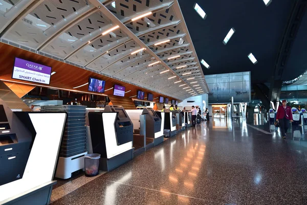 Doha, Qatar - 24 de novembro. 2019. Check-in inteligente Área de partida do Aeroporto Internacional de Hamad — Fotografia de Stock