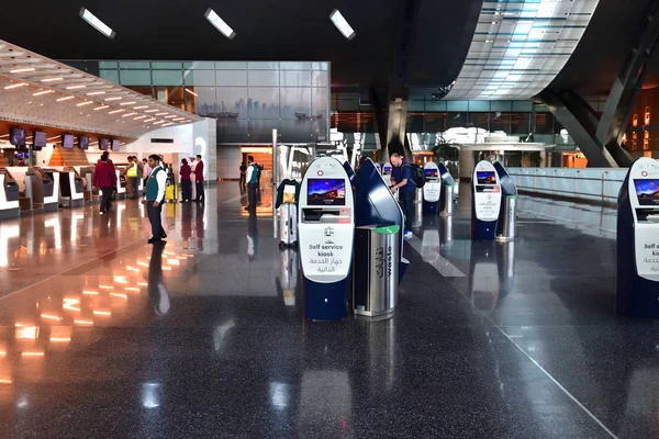 Доха, Катар - 24 ноября. 2019 год. Умная зона регистрации в международном аэропорту Хамад. Киоск самообслуживания — стоковое фото