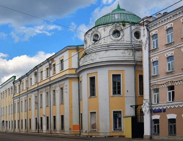 Moszkva, Oroszország - június 2. 2019. Moszkvai Katonai Körzet parancsnoksága, építészeti műemlék, szövetségi jelentőségű kulturális örökség tárgya — Stock Fotó