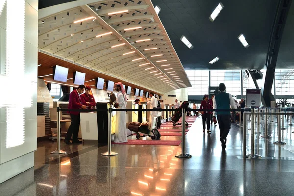 Doha, Qatar - 24 de novembro. 2019. Check-in Área de partida do Aeroporto Internacional de Hamad. Registo de Passaporte no quiosque de autoatendimento — Fotografia de Stock
