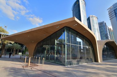 Doha, Katar - 21 Kasım. 2019. Açık hava metro istasyonu.