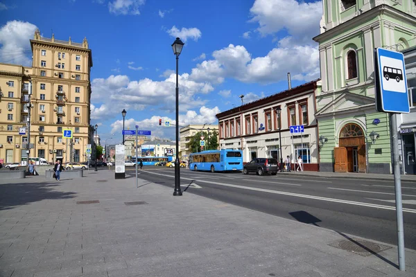 Moskva, Ryssland - 02 juni. 2019. Pokrovka Street - Modern gatuutveckling hänvisar främst till 19 - början av 20-talet. — Stockfoto