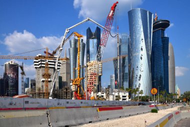 Doha, Katar - 29 numara. 2019. Şehir merkezindeki gökdelenlerin önündeki inşaat alanı.