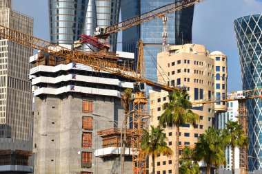 Doha, Katar - 29 numara. 2019. Şehir merkezindeki gökdelenlerin önündeki inşaat alanı.