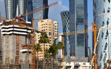Doha, Katar - 29 numara. 2019. Şehir merkezindeki gökdelenlerin önündeki inşaat alanı.