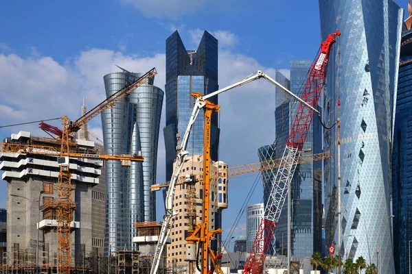 Doha, Qatar - 29 de noviembre. 2019. Diferentes equipos de construcción en el contexto de los rascacielos del centro — Foto de Stock