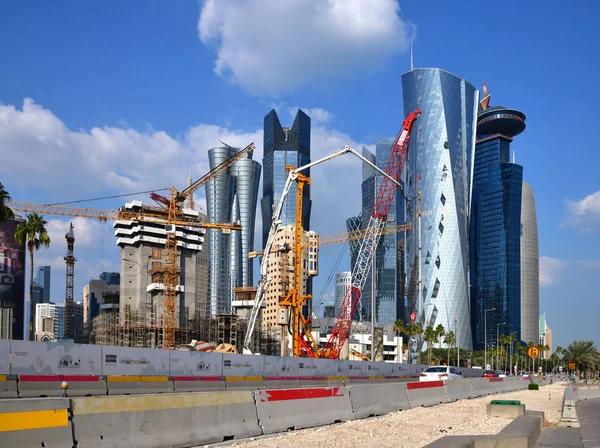 Doha, Qatar - 29 novembre. 2019. Différents équipements de construction sur fond de gratte-ciel du centre-ville — Photo
