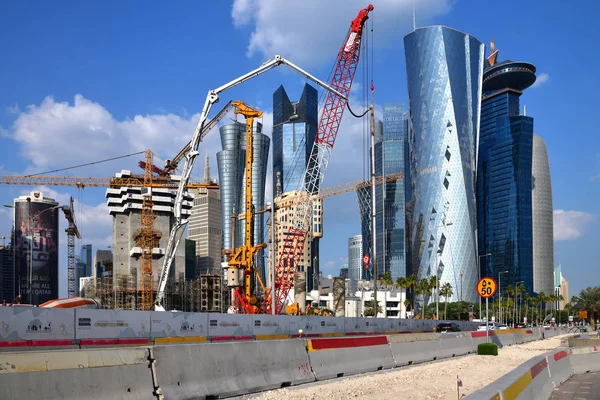 Doha, Qatar - 29 novembre. 2019. cantiere di fronte ai grattacieli del centro — Foto Stock