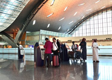 Doha, Katar - 24 numara. 2019. Hamad Uluslararası Havalimanı 'nın kalkış bölgesi. self servis kiosk