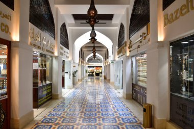 Doha, Katar - 21 Kasım. 2019. Gold souq 'un içi - çok pahalı altın mücevherler satan büyük bir mağaza.