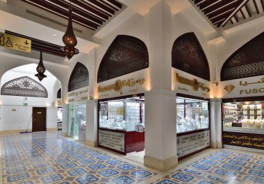 Doha, Katar - 21 Kasım. 2019. Gold souq 'un içi - çok pahalı altın mücevherler satan büyük bir mağaza.
