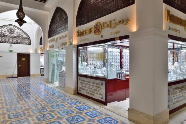 Doha, Katar - 21 Kasım. 2019. Gold souq 'un içi - çok pahalı altın mücevherler satan büyük bir mağaza.