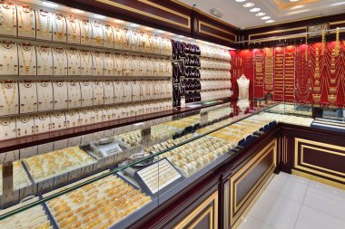 Doha, Katar - 21 Kasım. 2019. Bir mağazanın vitrininde pahalı mücevherler - Altın Souq - büyük bir mağaza çok pahalı mücevherler satıyor.