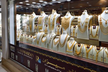 Doha, Katar - 21 Kasım. 2019. Bir mağazanın vitrininde pahalı mücevherler - Altın Souq - büyük bir mağaza çok pahalı mücevherler satıyor.