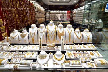 Doha, Katar - 21 Kasım. 2019. Bir mağazanın vitrininde pahalı mücevherler - Altın Souq - büyük bir mağaza çok pahalı mücevherler satıyor.