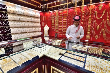 Doha, Katar - 21 Kasım. 2019. Bir mağazanın vitrininde pahalı mücevherler - Altın Souq - büyük bir mağaza çok pahalı mücevherler satıyor.